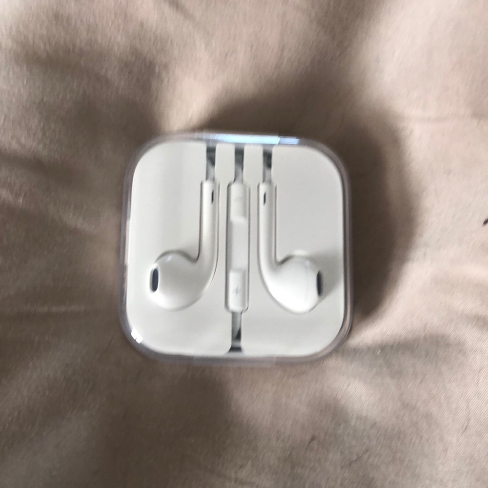 Apple earbuds brand new